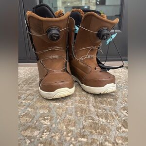 Women's Brown Winter Boots with Adjustable Fit
